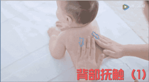 婴儿抚触手法动态教程，每一个步骤清晰可见 婴儿抚触教程 宝宝抚触步骤 婴儿抚触视频教程9