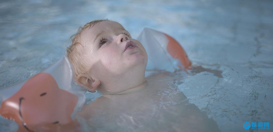 婴儿游泳的好处 婴儿游泳的八大好处，越早知道越好！ 新生儿游泳的八大好处1