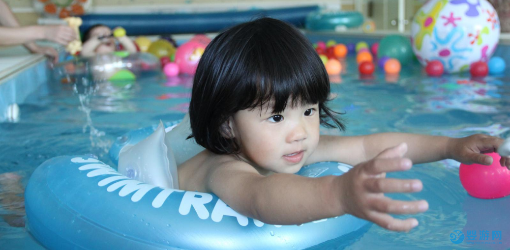 婴儿游泳的好处 你把婴儿游泳当什么，它就能给宝宝带来什么！ 坚持婴儿游泳五大好处 家长眼中婴儿游泳好处 婴儿游泳有哪些好处2