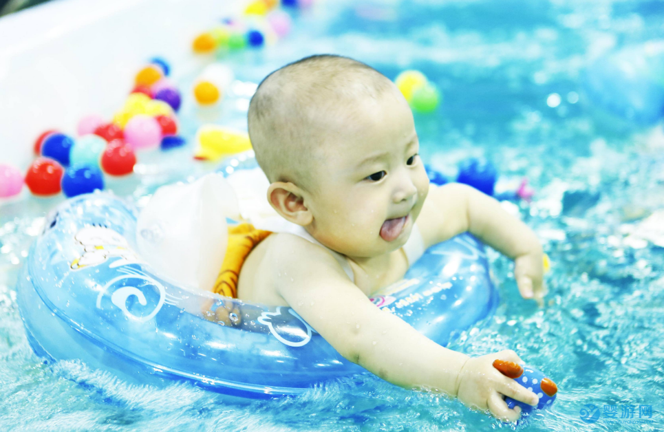 坚持婴儿游泳的好处 婴儿游泳好处很多，但，不坚持一切都时白搭！让宝宝坚持婴儿游泳的六大好处4