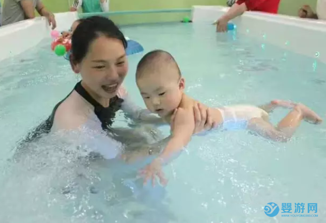 担心宝宝耳朵进水不让宝宝游泳？咋想的？ 婴儿游泳耳朵会进水吗 坚持婴儿游泳的好处 婴儿游泳注意事项2