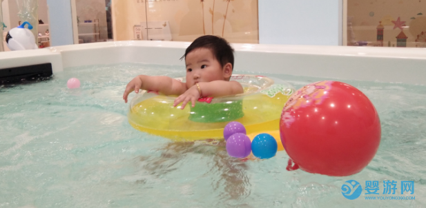 宝宝到底多大练习游泳合适？别慌，看这里！ 坚持婴儿游泳的好处 婴儿游泳注意事项 婴儿游泳频率多久一次2