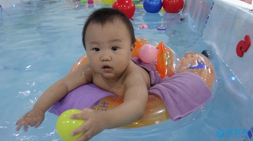 宝宝泳前被动操该怎么做？ 如何让宝宝尽快适应水中环境 被动操教程 宝宝游泳注意事项