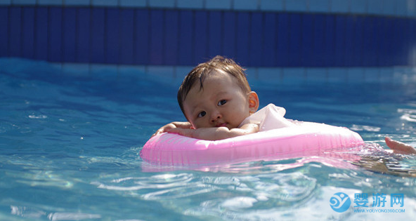 若想保证婴儿游泳的好处，千万不要有这样的想法！ 婴儿游泳注意事项 坚持婴儿游泳的好处 婴儿游泳多久最好 在家游泳效果好吗1
