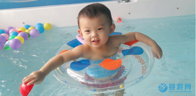 两分钟，让你了解婴儿游泳的各种好处 坚持婴儿游泳的好处 婴儿游泳的五大好处 婴儿游泳有哪些好处3