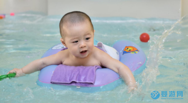 揭秘！为什么越来越多的宝宝爱上婴儿游泳？ 坚持婴儿游泳的好处 带宝宝游泳有必要吗 为什么要让宝宝学游泳 宝宝为什么喜欢游泳3