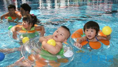 婴儿游泳的好处 婴儿游泳前到底要不要先洗澡？ 婴儿游泳的注意事项 婴儿游泳有哪些好处1