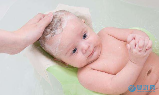 婴儿游泳的好处 婴儿游泳前到底要不要先洗澡？ 婴儿游泳的注意事项 婴儿游泳有哪些好处2
