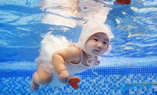 宝宝注射疫苗之后可以进行游泳吗？ 宝宝打了灰脊能游泳吗 灰脊疫苗口服还是注射 婴儿游泳注意事项 哪些宝宝不宜进行游泳1