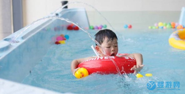 婴儿游泳给宝宝健康带来的6个好处，这个夏天，你准备好了吗？ 坚持婴儿游泳六大好处 婴儿游泳有哪些好处 夏季宝宝更应该游泳2