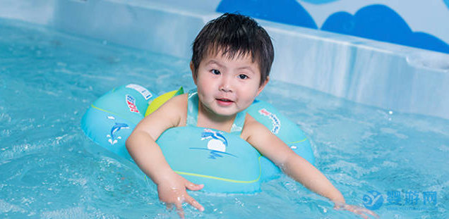 婴儿游泳给宝宝健康带来的6个好处，这个夏天，你准备好了吗？ 坚持婴儿游泳六大好处 婴儿游泳有哪些好处 夏季宝宝更应该游泳