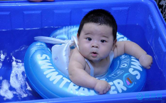 四个月的宝宝游泳可以使用趴圈吗？ 宝宝游泳圈怎么选择 婴儿游泳脖圈怎么使用 脖圈的正确佩戴方法2