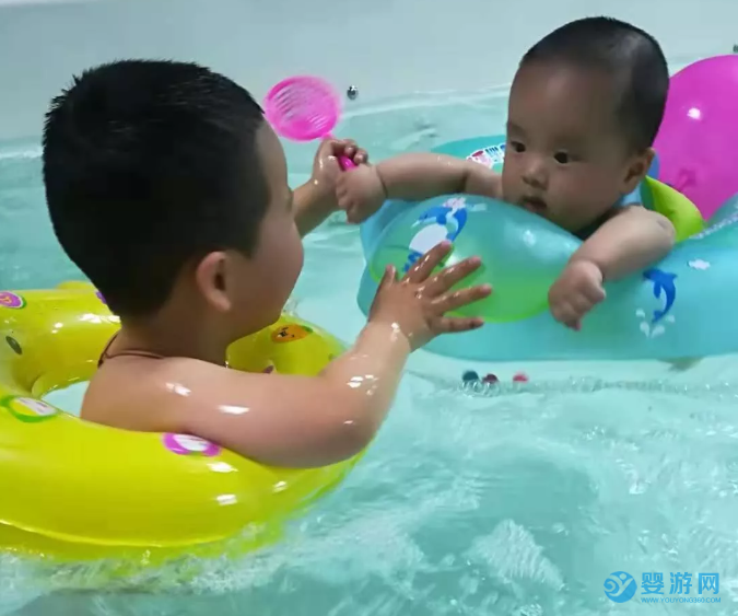 “我最后悔的，就是没让大宝从小坚持婴儿游泳！” 坚持婴儿游泳的四大好处 婴儿游泳与不游泳的区别 坚持婴儿游泳的好处
