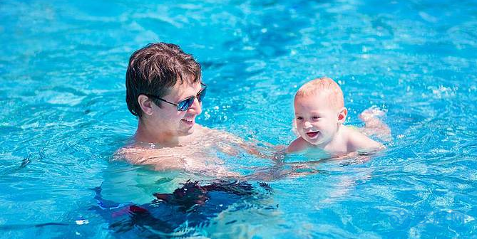 崔玉涛 宝宝游泳时间多少适宜 坚持婴儿游泳的好处 一天中哪个时间游泳好 什么时候让宝宝游泳好 每天婴儿游泳最佳时间