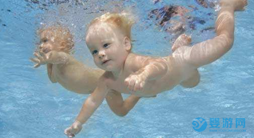 坚持婴儿游泳的孩子，身体正在悄悄的发生这些变化 坚持婴儿游泳的好处 婴儿游泳宝宝的变化 婴儿游泳的好处有哪些2