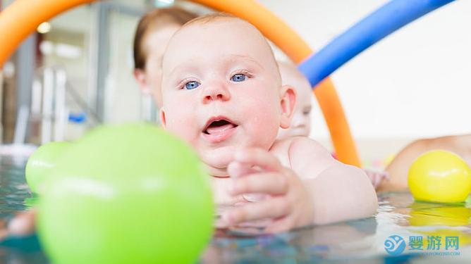 如何保证婴儿游泳的好处？五点建议你要采纳 坚持婴儿游泳的好处 婴儿游泳注意事项 婴儿游泳时间规划2