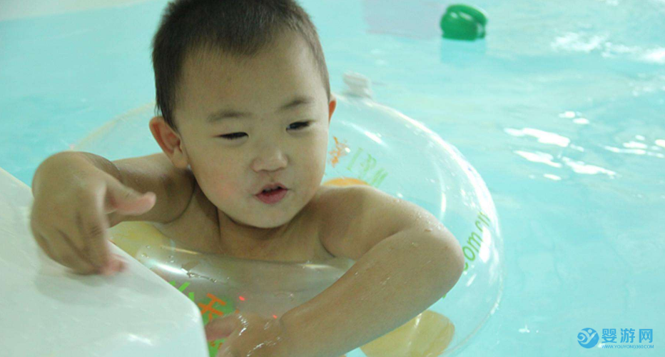 了解婴儿游泳的家长都认同，婴儿游泳的这六个好处，坚持两周就很明显！ 坚持婴儿游泳的好处 婴儿游泳有哪些好处 家长眼中婴儿游泳好处3