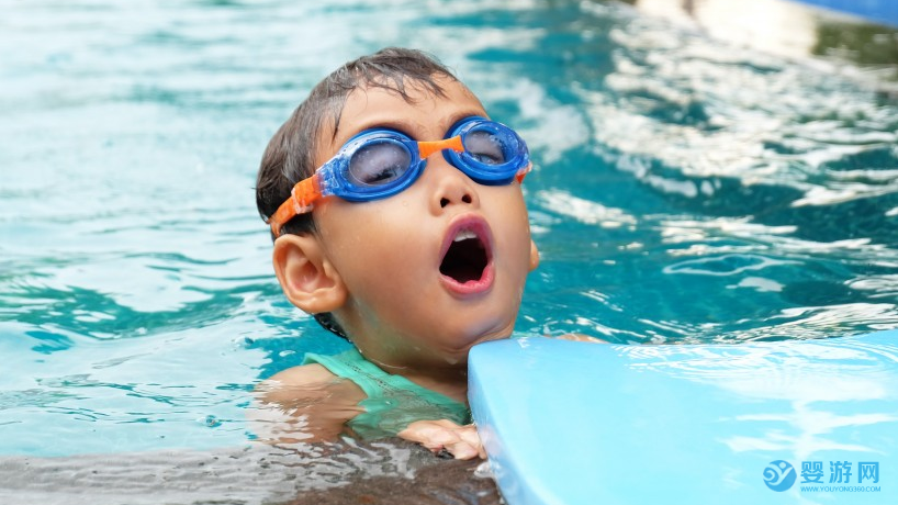 坚持婴儿游泳的好处 婴儿游泳有哪些好处 婴儿游泳注意事项 婴儿游泳的五大好处1
