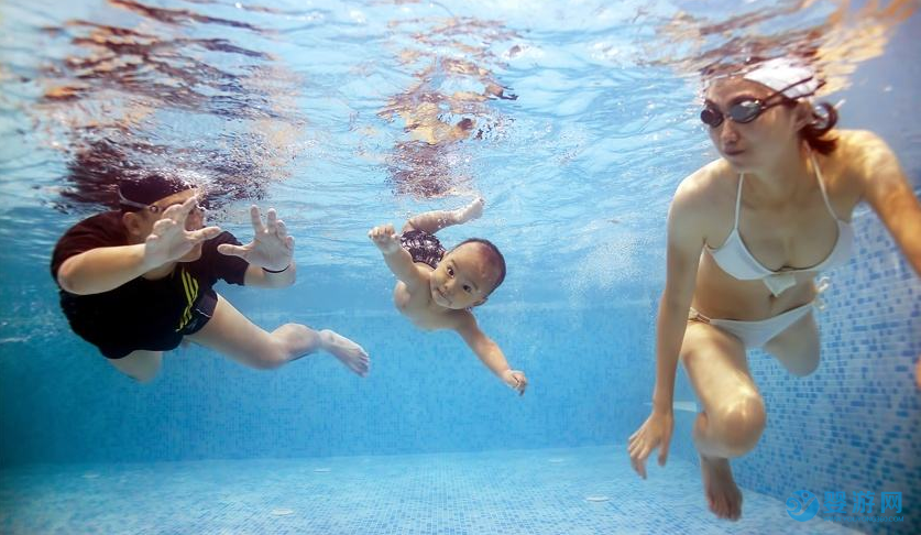 坚持婴儿游泳的好处 @所有家长，请思考这样一个问题，为什么坚持婴儿游泳的孩子，身体各方面更有优势？ 更能得到老师的喜爱 坚持婴儿游泳有哪些好处 婴儿游泳的好处有哪些1