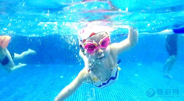 坚持婴儿游泳的好处 婴儿游泳有哪些好处 婴儿游泳注意事项 11