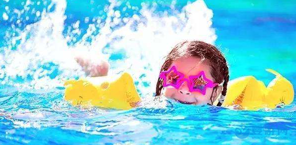家长最容易忽视的夏季婴儿游泳的好处，也是没谁了！ 婴儿游泳的好处 婴儿游泳有哪些好处 婴儿游泳注意事项11