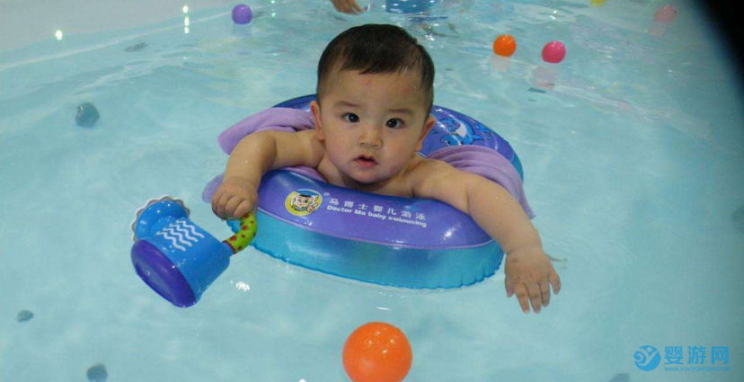 坚持婴儿游泳的孩子变化真的挺大的，不信你看！ 坚持婴儿游泳七大变化 坚持婴儿游泳的好处 游泳与不游泳的区别3
