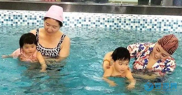 清清凉、心飞扬！游泳让您和宝宝清凉一夏！ 夏季天太热？带孩子去游泳吧！清凉健身好处多！ 坚持婴儿游泳的好处 婴儿游泳注意事项 哪些宝宝不适合游泳1