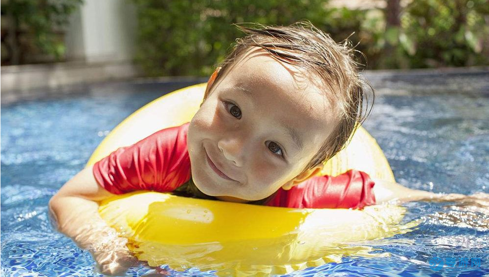 婴儿游泳五宗“最”，看完你心动了吗？ 为什么让宝宝游泳 坚持婴儿游泳的好处 婴儿游泳有哪些好处1
