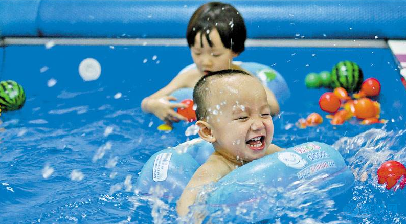 建议每隔两天就带宝宝进行一次婴儿游泳，宝宝更健康！ 坚持婴儿游泳的好处 婴儿游泳的时间 婴儿游泳的频率2