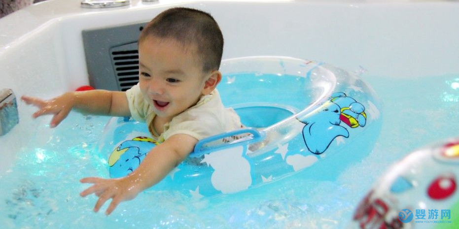 促进宝宝智力发育，从婴儿游泳运动开始！ 坚持婴儿游泳的好处 婴儿游泳有哪些好处 婴儿游泳提高智力发育 为什么宝宝适合游泳3