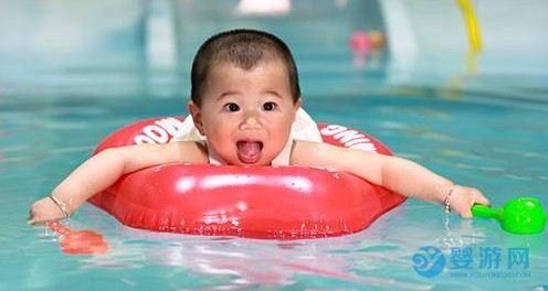 婴儿游泳的好处 坚持婴儿游泳的好处 婴儿游泳有哪些好处 为什么要坚持婴儿游泳 秋季坚持婴儿游泳有这么多的好处，家长都很赞同 (1)
