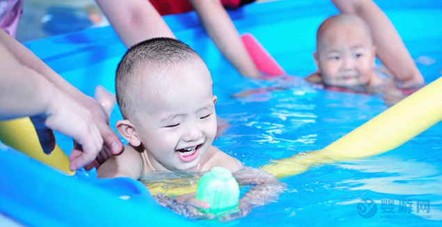 婴儿游泳的好处 坚持婴儿游泳的好处 婴儿游泳有哪些好处 为什么要坚持婴儿游泳 秋季坚持婴儿游泳有这么多的好处，家长都很赞同 (2)