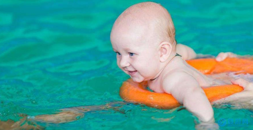 太奇妙了！宝宝坚持婴儿游泳之后的七大变化 坚持婴儿游泳的好处 婴儿游泳有哪些好处 婴儿游泳注意事项12