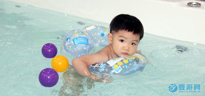 婴儿游泳有哪些好处 婴儿游泳五大注意事项 秋季宝宝游泳的好处 (5)