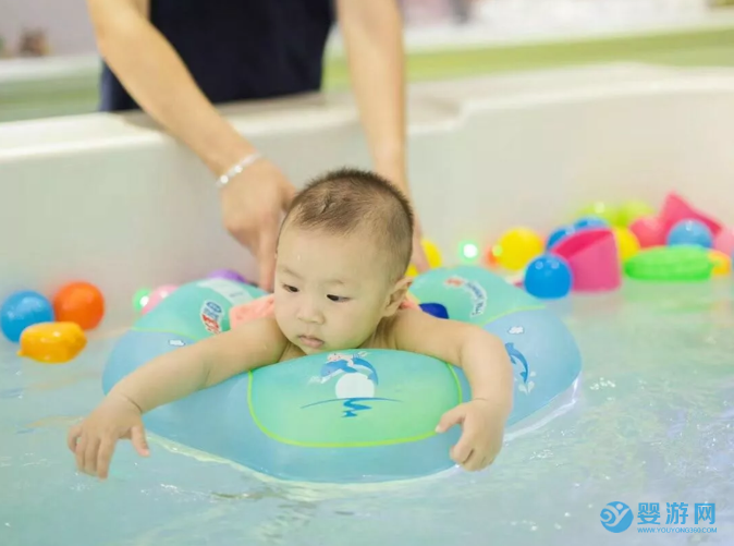 婴儿游泳有哪些好处 婴儿游泳五大注意事项 秋季宝宝游泳的好处 (7)