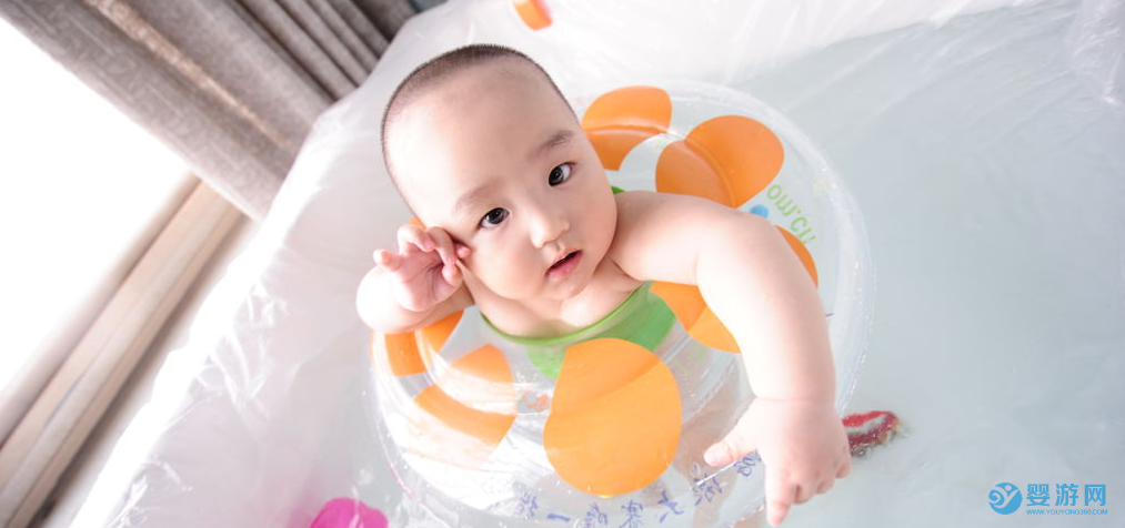 婴儿游泳好处那么多，为什么不建议在家游泳？ 坚持婴儿游泳的好处 婴儿游泳注意事项 坚持婴儿游泳的好处 在家与在游泳馆区别 (4)