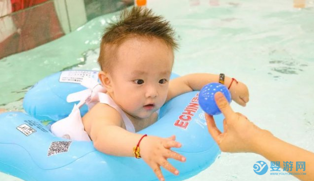 婴幼儿溺水事件频发，究竟是否有必要让孩子坚持婴儿游泳？ 坚持婴儿游泳的好处 婴儿游泳有哪些好处 婴儿游泳注意事项 婴幼儿溺水新闻案例 (2)