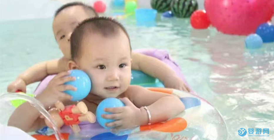 宝宝天生就喜欢游泳，秋季进行婴儿游泳正当时！ 坚持婴儿游泳的好处 秋季婴儿游泳的好处 婴儿游泳有哪些好处 (1)