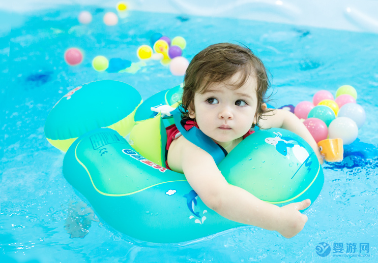 经常坚持婴儿游泳的宝宝，这七点优势会不请自来！ 坚持婴儿游泳的好处 婴儿游泳的七大好处 婴儿游泳有哪些好处 (4)