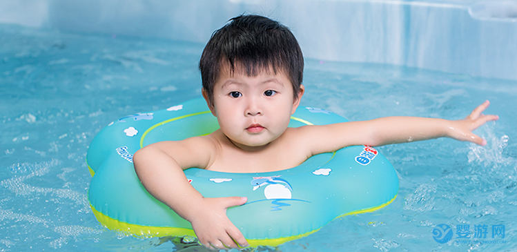 坚持婴儿游泳的宝宝，正在悄悄地发生这些变化！ 坚持婴儿游泳的好处 坚持婴儿游泳有哪些好处 婴儿游泳的好处有哪些1 (2)