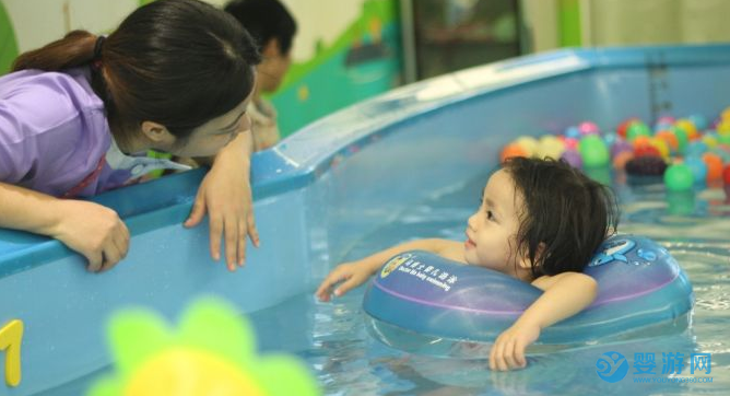 育儿专家都推荐的婴儿游泳，究竟好不好？来看家长怎么说 坚持婴儿游泳的好处 婴儿游泳的好处有哪些 家长对婴儿游泳看法2 (3)
