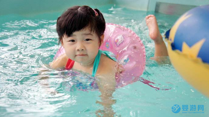对游泳上瘾后，宝宝发生了这些变化！ 坚持婴儿游泳的好处 婴儿游泳多久会有效果 婴儿游泳好处有哪些 (1)