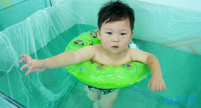 秋季带宝宝进行婴儿游泳，这五点家长应该提前了解。 婴儿游泳的好处 婴儿游泳注意事项 婴儿游泳准备工作1 (1)