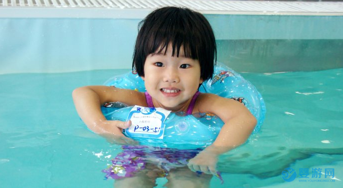 秋季带宝宝进行婴儿游泳，这五点家长应该提前了解。 婴儿游泳的好处 婴儿游泳注意事项 婴儿游泳准备工作1 (2)