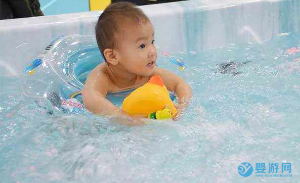 婴儿游泳的八大好处，让家长为之痴狂！ 婴儿游泳的八大好处 婴儿游泳有哪些好处 坚持婴儿游泳的好处 (4)