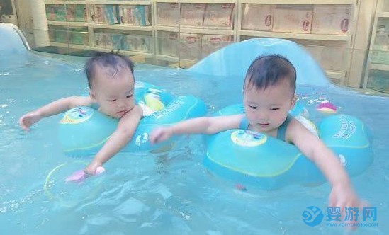 天气凉了，更要带宝宝坚持游泳！ 婴儿游泳的好处 坚持婴儿游泳哪些好处 婴儿游泳的好处有哪些 婴儿游泳注意事项2