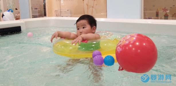 在宝宝智力发育“黄金期”坚持婴儿游泳，锻炼效果显著！ 坚持婴儿游泳的好处 婴儿游泳有哪些好处 秋季婴儿游泳的好处 宝宝秋季还能游泳吗2