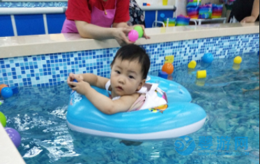 没想到，每次15左右的婴儿游泳，竟会给宝宝带来这么多的好处！ 每周坚持三次的婴儿游泳之后，宝宝发生了这些变化！ 坚持婴儿游泳的好处 婴儿游泳有哪些好处 为什么更适合游泳5