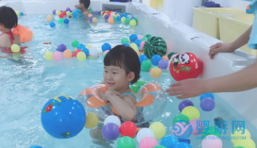你对婴儿游泳不离不弃，它定能给你意外惊喜！ 坚持婴儿游泳的好处 婴儿游泳的好处有哪些 婴儿游泳有哪些好处 坚持婴儿游泳注意事项4