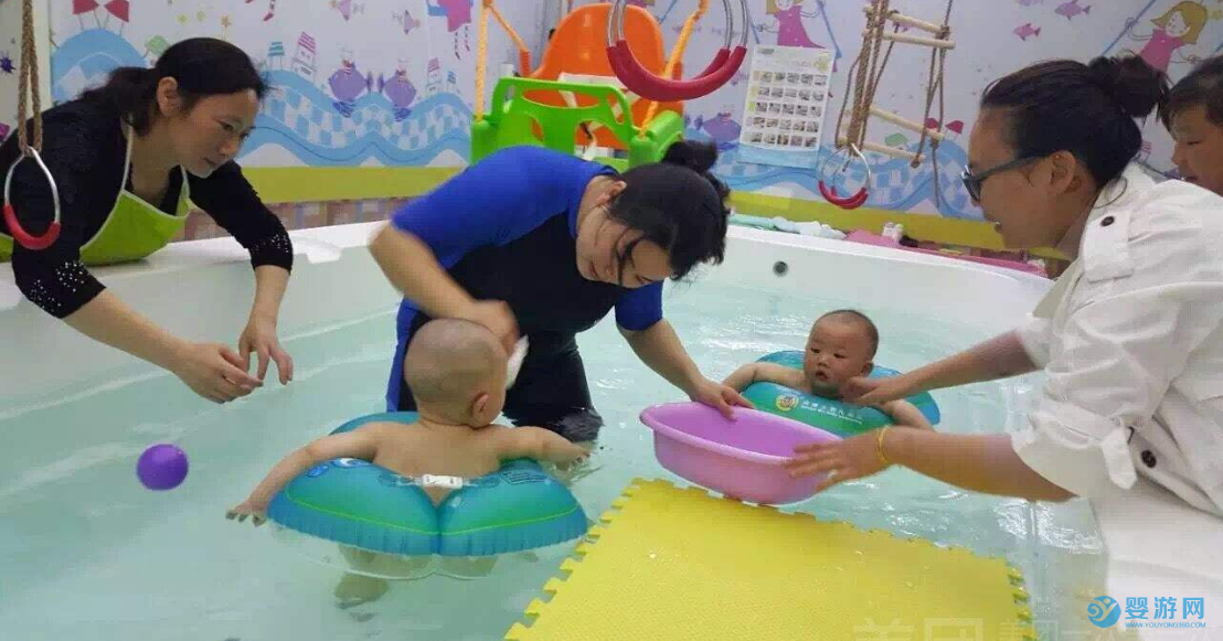 婴儿游泳的七大好处，越早知道对宝宝越好！ 坚持婴儿游泳的好处 婴儿游泳有哪些好处 婴儿游泳注意事项 婴儿游泳的时间安排